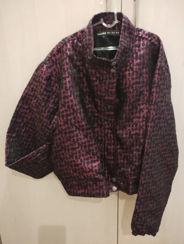 Jaqueta fem metalizada roxo com preto marca Amaro