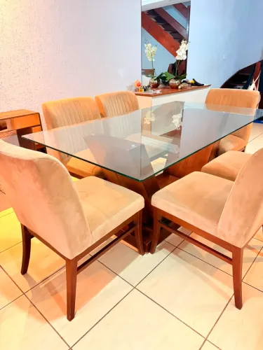 MESA DE JANTAR COM TAMPO DE VIDRO E 6 CADEIRAS ESTOFADAS