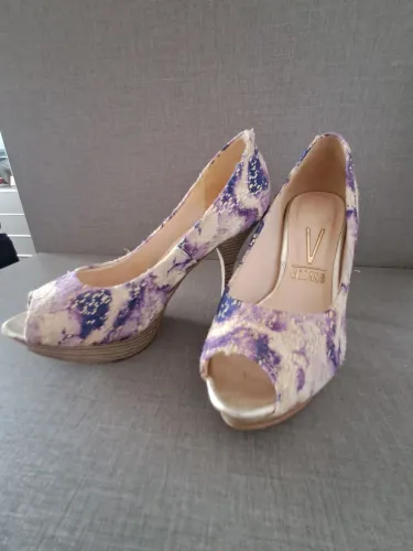 Sandália Peep toe lilás floral. Salto 10cm. Tamanho 35