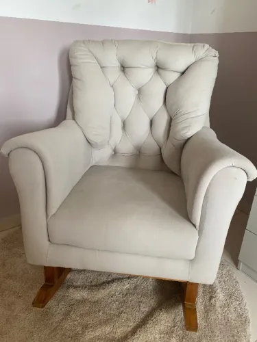 Cadeira de balanço acolchoada, ideal para amamentação. 
