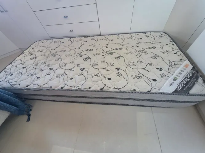 Cama de solteiro com cama auxiliar e colchão Ortobom em ótimo estado. Pouco usado.