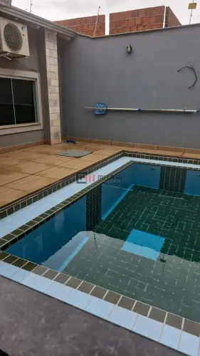 Casa com piscina à venda, tres dormitorios, no bairro Aeroporto, Londrina, PR