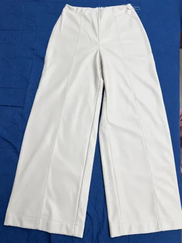 Calça pantalona branca em tecido estilo couro - cintura alta