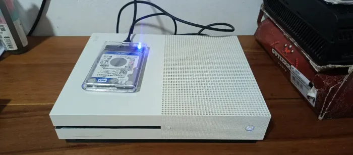 Xbox One S 1TB + HD 500GB + 5 Jogos + Bateria Recarregável