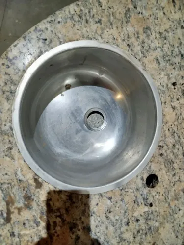 Balcão de mármore com cuba redonda de inox