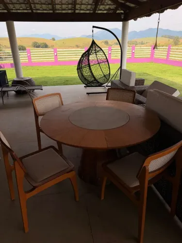 Mesa de madeira maciça com tampo giratória