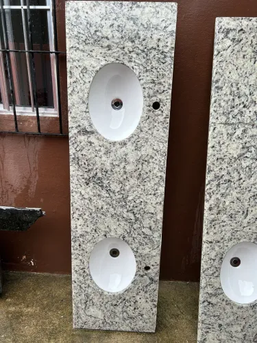Pia de granito com 2 Cubas para banheiro 
