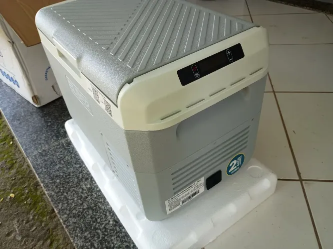 Geladeira automotiva caminhão Elber 25 litros, 127/220 ..12v/24v com fonte bivolt pra toma