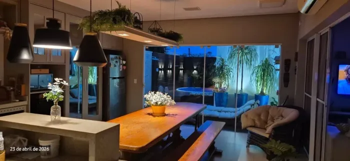 Vende-se belíssima casa com 3 suítes mobiliado no Condomínio Vistas Residence em Cuiabá MT