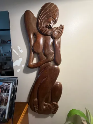 Escultura mulher talhada em madeira