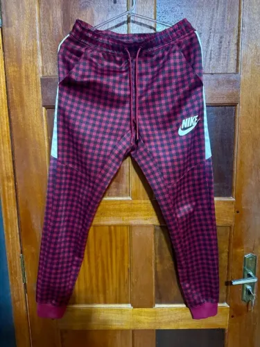 Calça Nike NSW Jogger Slim Xadrez Vermelha