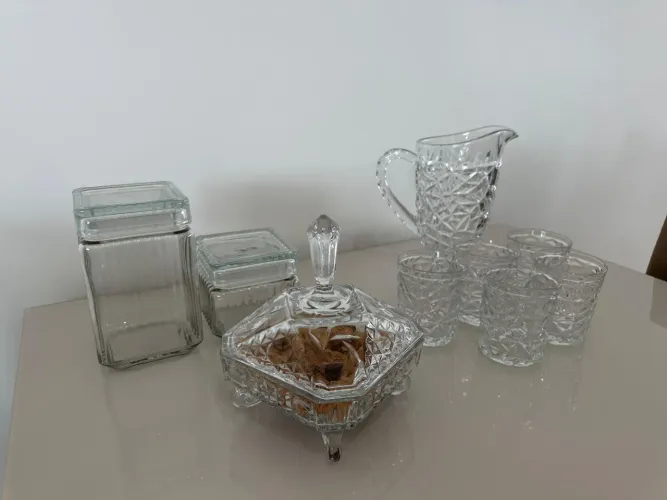 Jarra com copos de vidro, centro de mesa, porta mantimentos e bomboniere