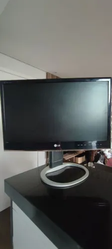 Monitor LG 21 polegadas para manutenção está com tela branca 
