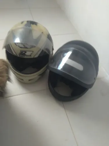 Vendo os 2 capacetes valor 80,00 vendo individualmente 50,00 cada