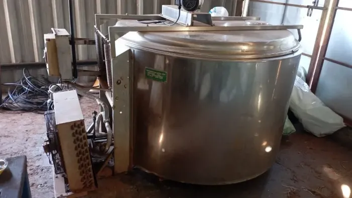 Resfriador de leite de1200 litros e ordenha balde ao pé com 4 conjuntos novos 