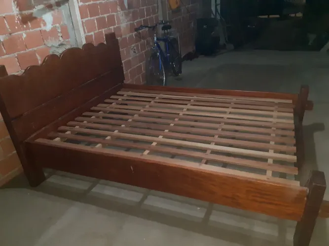 Cama de casal de madeira de lei 