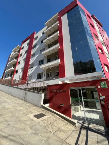 Alugo apartamento de alto padrão de 2 suítes semi mobiliado no centro de Florianópolis 