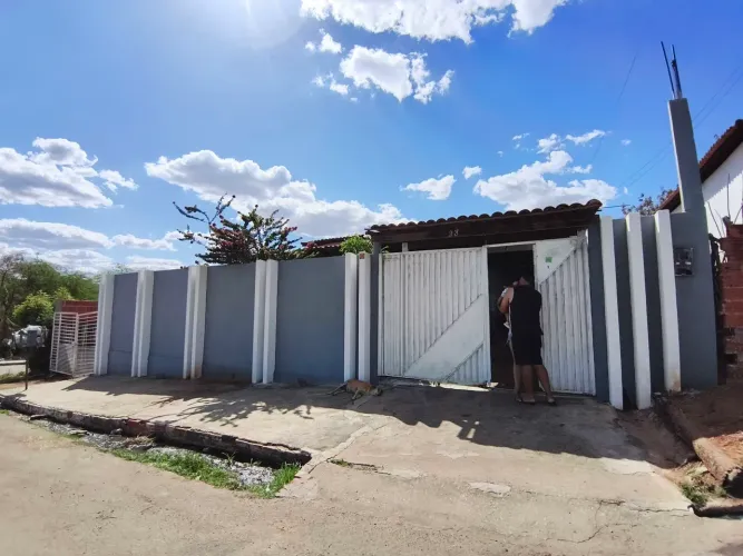 Casa à venda no centro: 4 quartos, 3 banheiros e terreno de 840m², próx. ao Para Madeira.