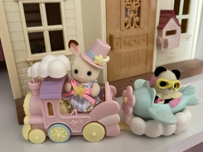 Sylvanian families atrações avião e trem panda e coelho ACOMPANHA CAIXA