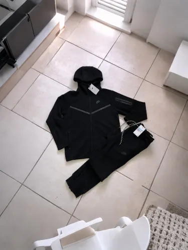 Conjunto Nike tech preto
