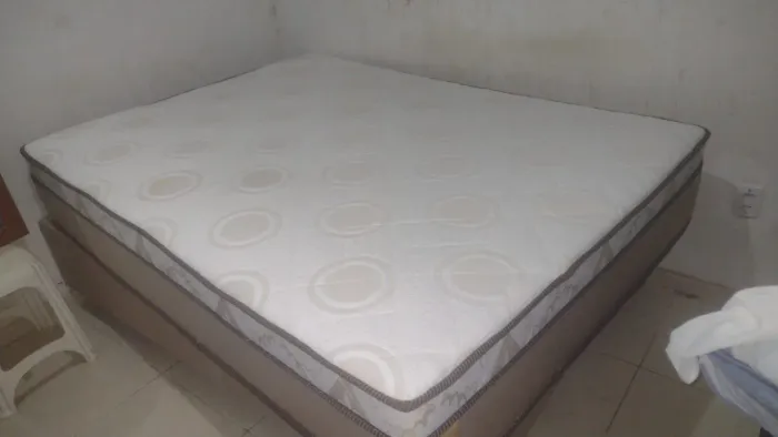*Vende-se cama queen*