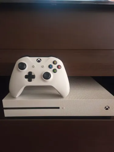 Vendo xbox one s 1tb, leitor de disco.