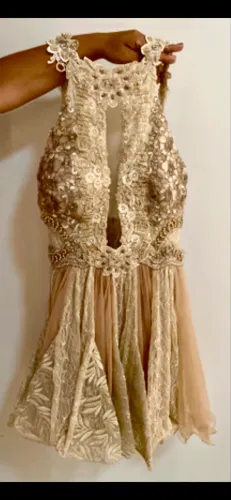 Vestido de Festa Todo bordado cor Nude R$:249,99