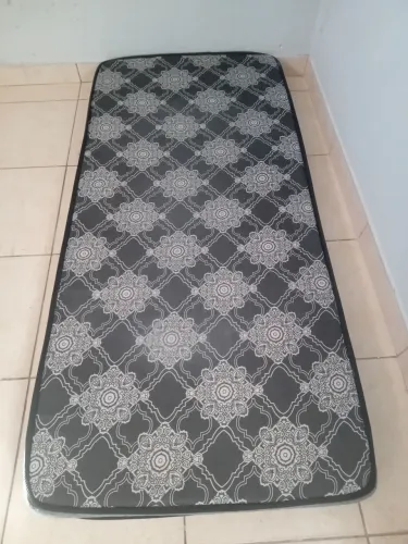 Colchão solteiro.