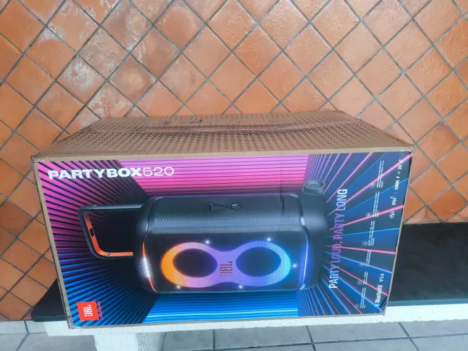 JBL Partybox 520 na caixa