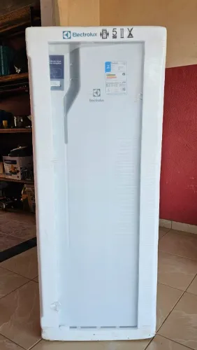 GELADEIRA ELECTROLUX 240 LITROS