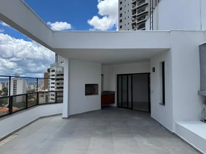 Cobertura triplex com três pavimentos e três vagas de garagem