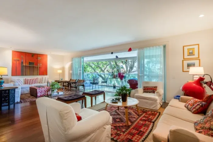 Apartamento com excelente varanda em rua silenciosa no Jardim Botânico.