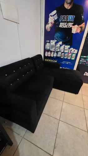 Sofá preto em L semi novo