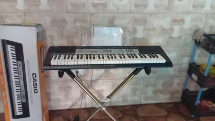 Vende se um teclado com tecla de piano modelo Casio CTK 1550 em ótimo estado está na caixa