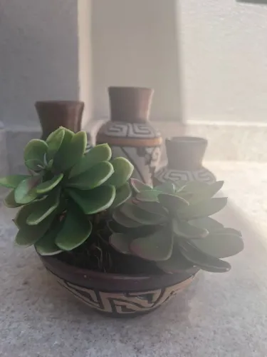 Conjunto com 3 vasinhos em cerâmica artesanal com pintura étnica e 1 cachepô de cerâmica.