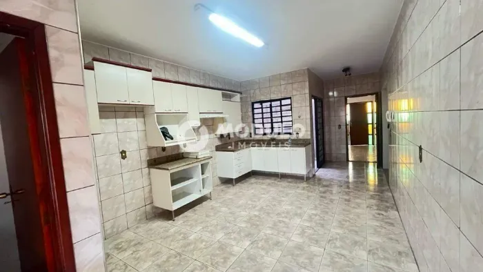 Casa Residencial disponível para Locação no bairro Planalto.