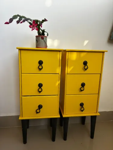 Duas mesinhas criado-mudo vintage amarelo