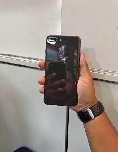 Iphone 8 plus 128GB, acompanhado de um AirPods original