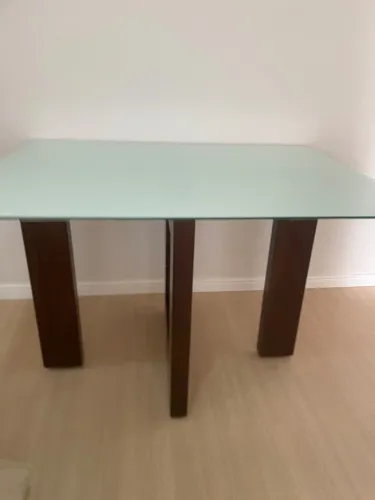 Mesa com 4 lugares com tampo de vidro 