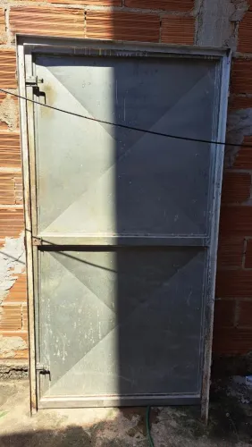 Portão de metal completo