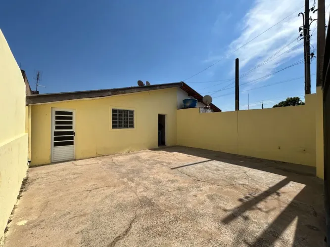 Casa com 02 dormts, sala, coz e quintal e 02 vagas.