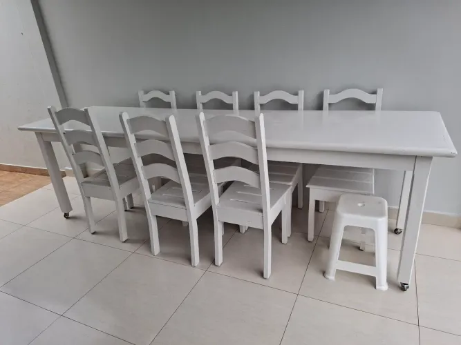 Mesa em madeira com 7 cadeiras