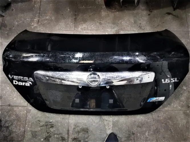Tampa de mala Nissan versa Preto