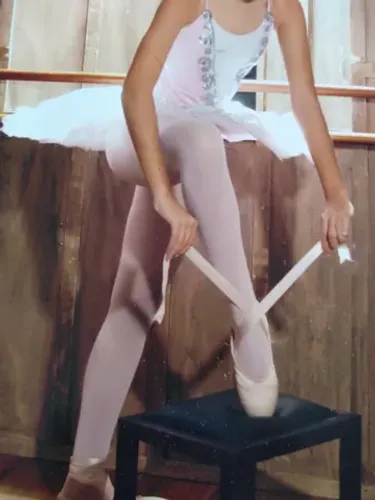 Tutu de bailarina tamanho M idade 12 a 16 anos usando 