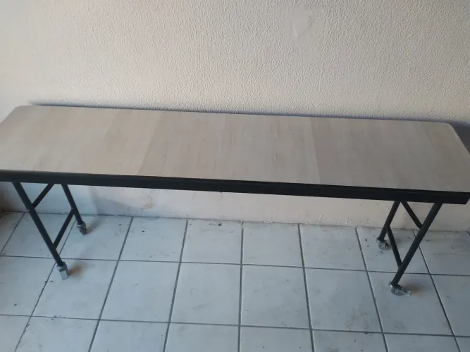 Mesa  aparadeira retangular com base  retratil  e rodizios  1,80 X 0,40  altura 0,75