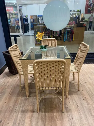 Mesa com 4 e 12 lugares