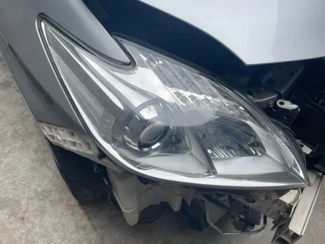 L farol direito e esquerdo prius 2013