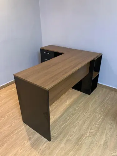 Mesa de escritório em L padrão. Fabricamos sob encomenda 