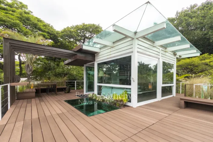 Casa com piscina e jardim em localização nobre
