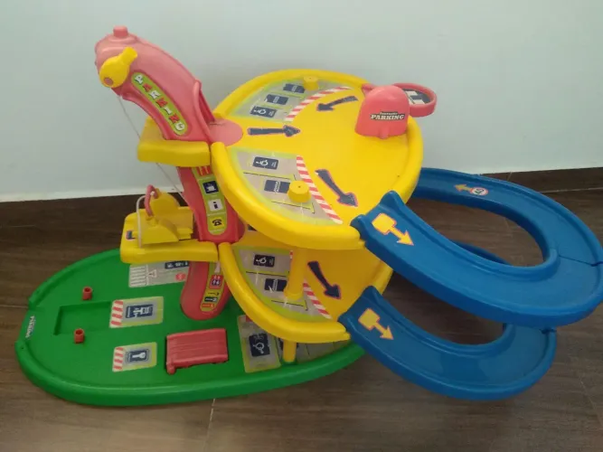 Estacionamento de Brinquedo para Carrinhos